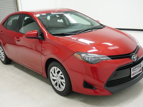 Used 2017 Toyota Corolla LE FWD image 3