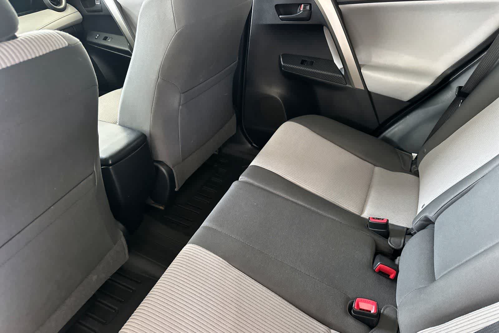Used 2015 Toyota RAV4 LE FWD image 4