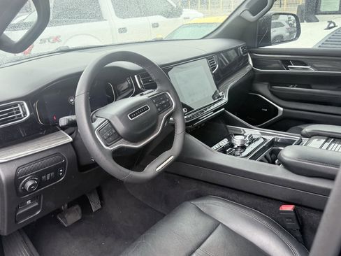 Used 2022 Jeep Wagoneer Series III image 2