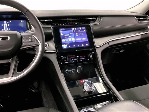 Used 2023 Jeep Grand Cherokee Laredo image 6