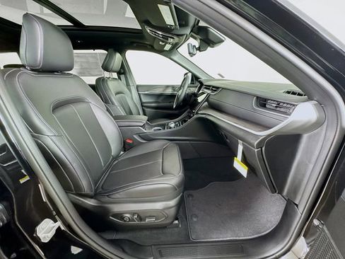 New 2025 Jeep Grand Cherokee L Limited w/ Luxury Tech Group II image 33