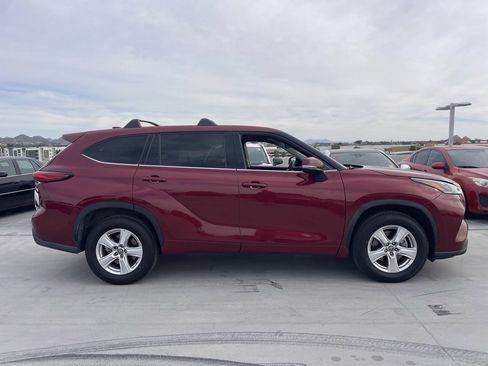 Used 2021 Toyota Highlander LE image 3