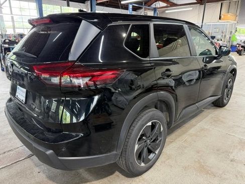 Used 2024 Nissan Rogue SV AWD/4WD image 4