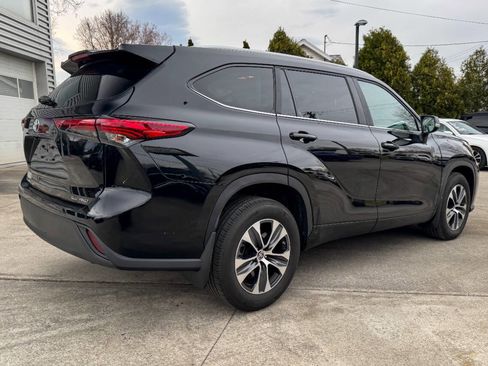 Used 2023 Toyota Highlander XLE image 3
