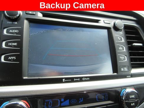 Used 2019 Toyota Highlander XLE AWD/4WD image 17
