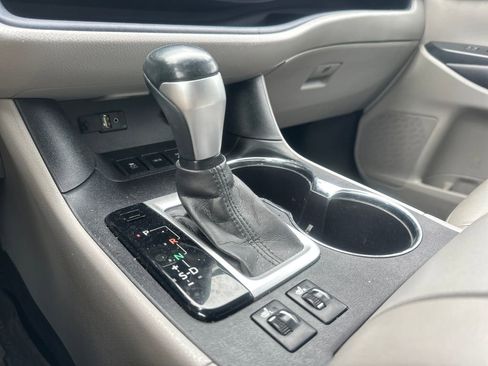 Used 2016 Toyota Highlander XLE AWD/4WD image 19