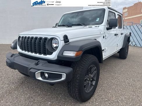 Used 2025 Jeep Gladiator Sport AWD/4WD image 1