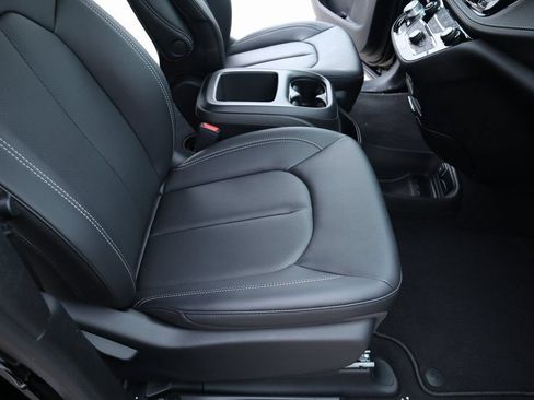 New 2026 Chrysler Pacifica Select FWD image 14