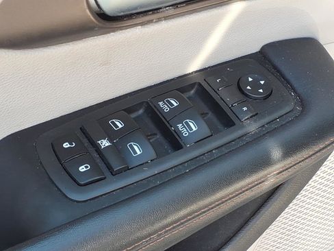 Used 2019 Chrysler Pacifica Touring-L image 15