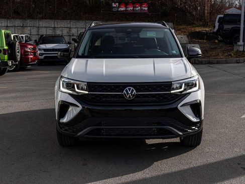 Used 2024 Volkswagen Taos SE image 2