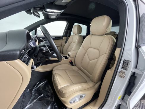 Certified 2023 Porsche Macan AWD/4WD image 5