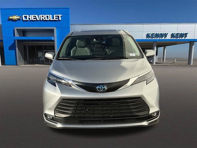 Used 2025 Toyota Sienna XLE FWD image 6