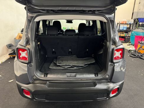 Used 2023 Jeep Renegade Latitude AWD/4WD image 6
