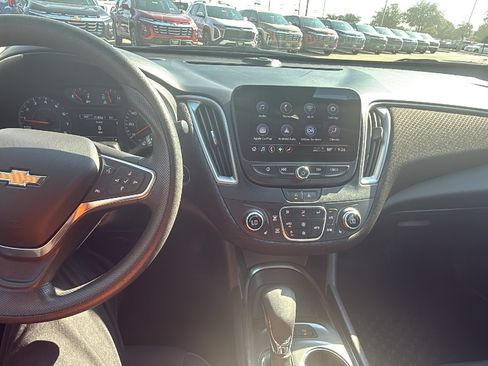 Used 2025 Chevrolet Malibu LT FWD image 11