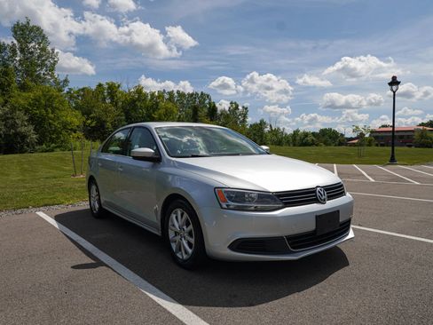 Used 2013 Volkswagen Jetta SE FWD image 2