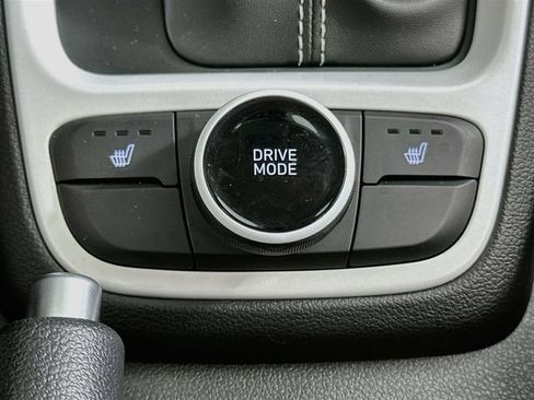 Used 2025 Hyundai Venue Limited FWD image 20