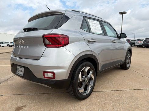 Used 2024 Hyundai Venue SEL image 16