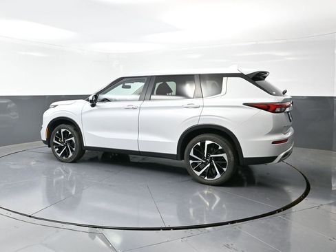 Used 2024 Mitsubishi Outlander SE image 11