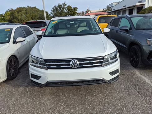 Certified 2020 Volkswagen Tiguan SE w/ Panoramic Sunroof Package image 3