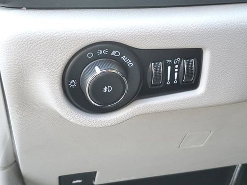 Used 2024 Chrysler Pacifica Touring-L image 14