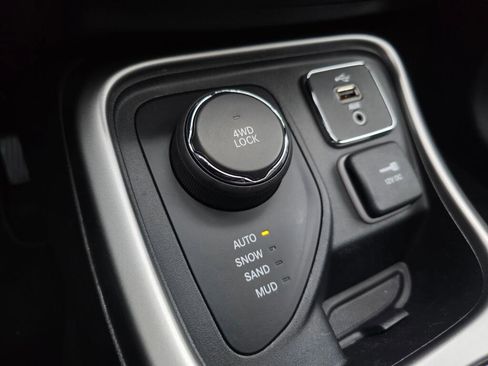 Used 2017 Jeep Compass Latitude w/ Popular Equipment Group AWD/4WD image 41