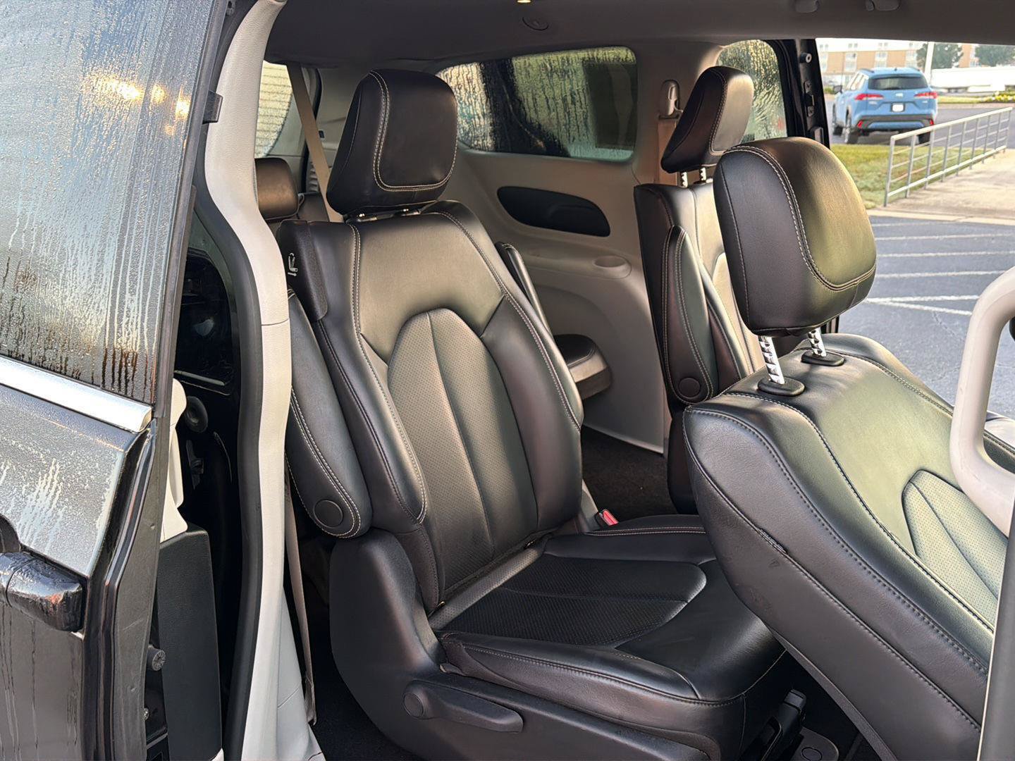 Used 2023 Chrysler Pacifica Touring-L FWD image 14