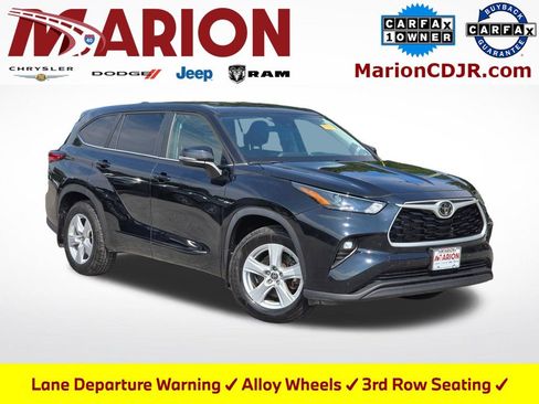 Used 2023 Toyota Highlander LE FWD image 1