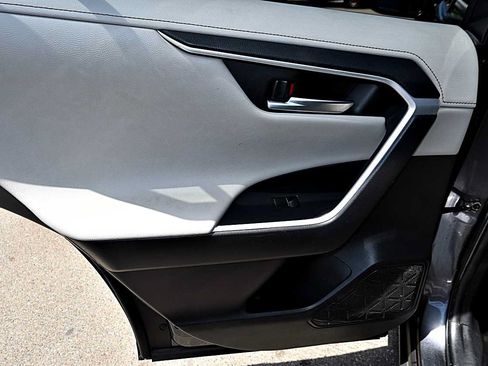 Used 2019 Toyota RAV4 Limited w/ Advanced Technology Package FWD image 19