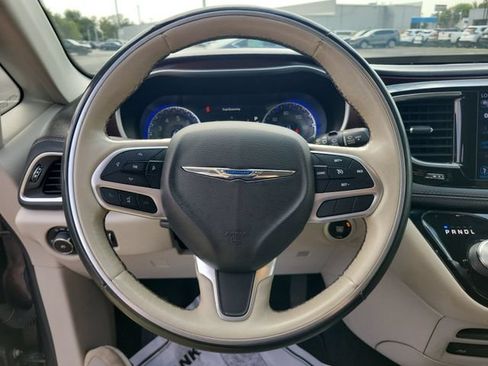 Used 2018 Chrysler Pacifica Limited w/ Tire & Wheel Group FWD image 31