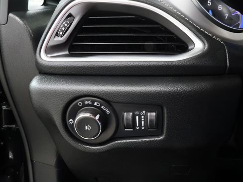 Used 2025 Chrysler Pacifica Limited FWD image 20