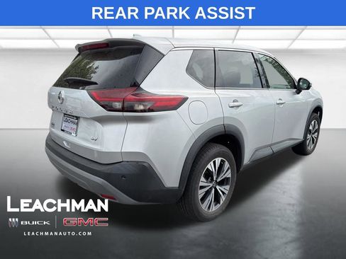 Used 2021 Nissan Rogue SV image 3