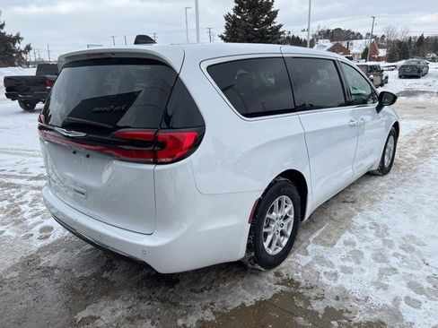 Certified 2024 Chrysler Pacifica Touring-L image 6