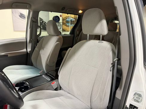 Used 2015 Toyota Sienna LE AWD/4WD image 47