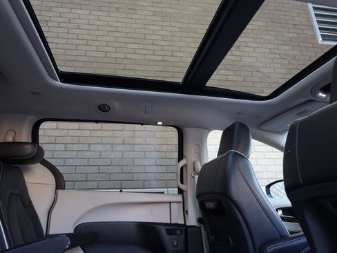 Used 2022 Chrysler Pacifica Limited FWD image 28
