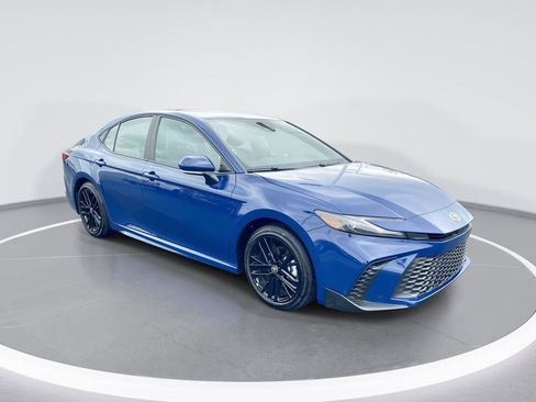 Used 2025 Toyota Camry SE image 1