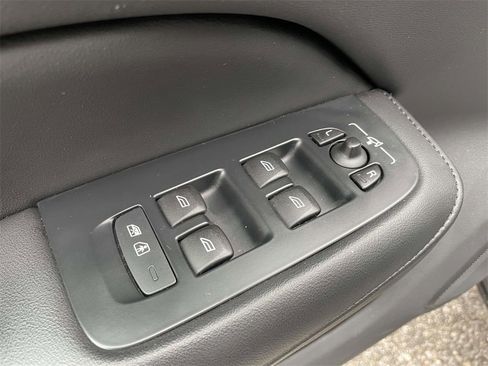 Used 2024 Volvo S60 B5 Plus image 17