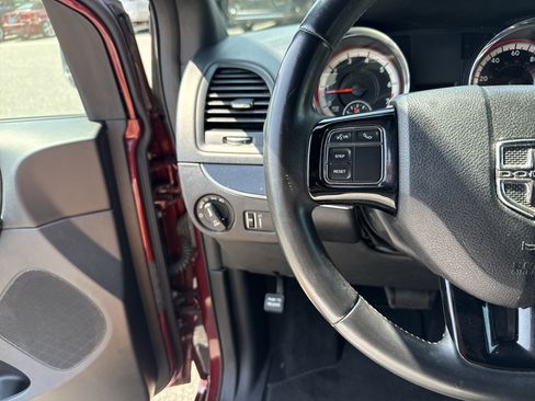 Used 2019 Dodge Grand Caravan SE FWD image 19