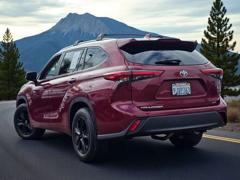 Used 2023 Toyota Highlander XLE image 5