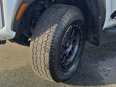 Used 2022 Nissan Frontier PRO-4X w/ Technology Package image 35