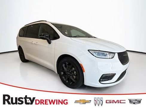 Used 2025 Chrysler Pacifica Limited FWD image 1