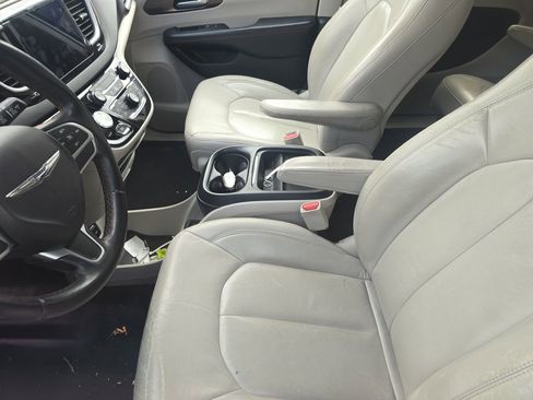 Used 2017 Chrysler Pacifica Touring-L w/ Tire & Wheel Group image 8