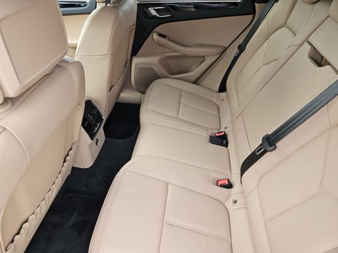 Certified 2025 Porsche Macan image 28