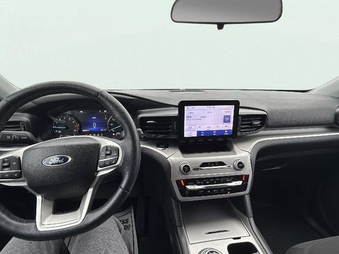 Used 2023 Ford Explorer XLT image 11