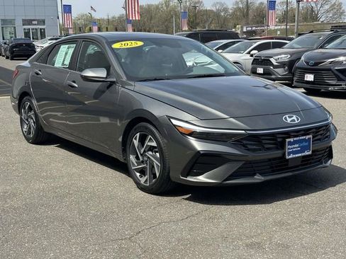 Used 2025 Hyundai Elantra SEL image 1