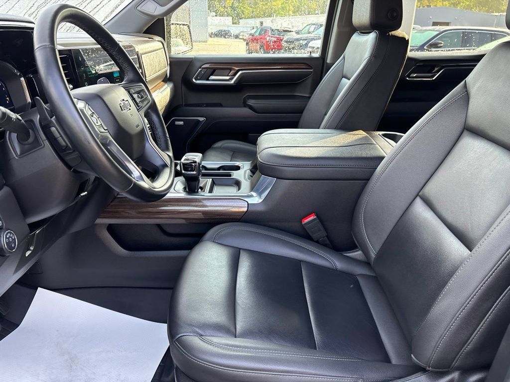 Used 2025 Chevrolet Silverado 1500 LT Trail Boss w/ Convenience Package II AWD/4WD image 10