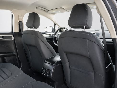 Used 2020 Ford Fusion SE FWD image 15