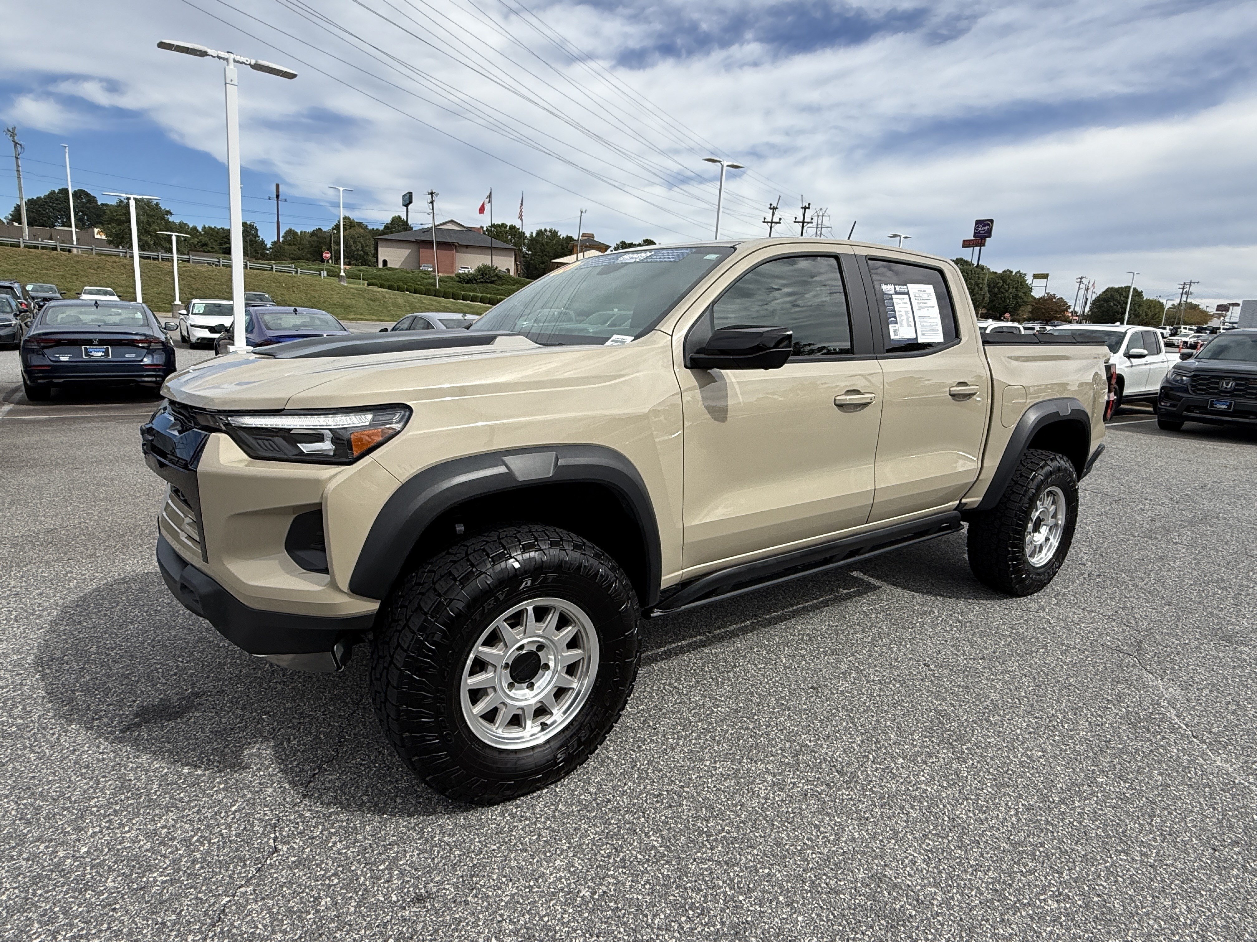 Used 2024 Chevrolet Colorado ZR2 w/ Technology Package AWD/4WD image 5
