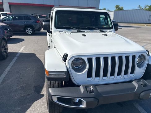 Used 2018 Jeep Wrangler Unlimited Sahara image 11