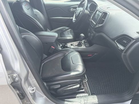 Used 2019 Jeep Cherokee Trailhawk w/ Cold Weather Group AWD/4WD image 13