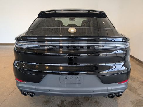 Used 2024 Porsche Cayenne Coupe image 4